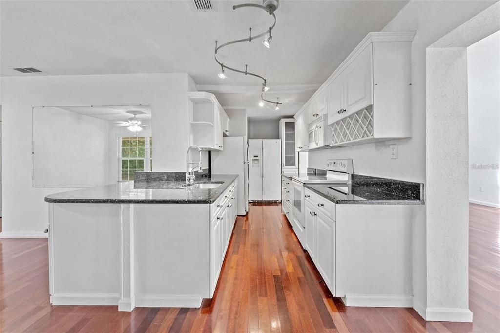 En Venta: $625,000 (4 camas, 2 baños, 2460 Pies cuadrados)