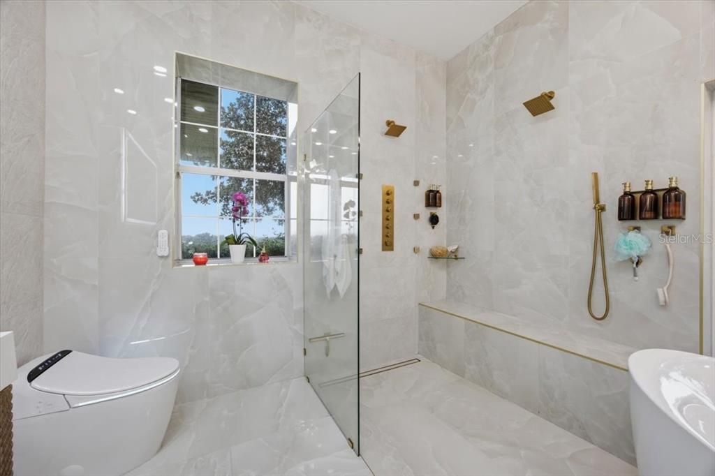 En Venta: $1,250,000 (6 camas, 3 baños, 3814 Pies cuadrados)