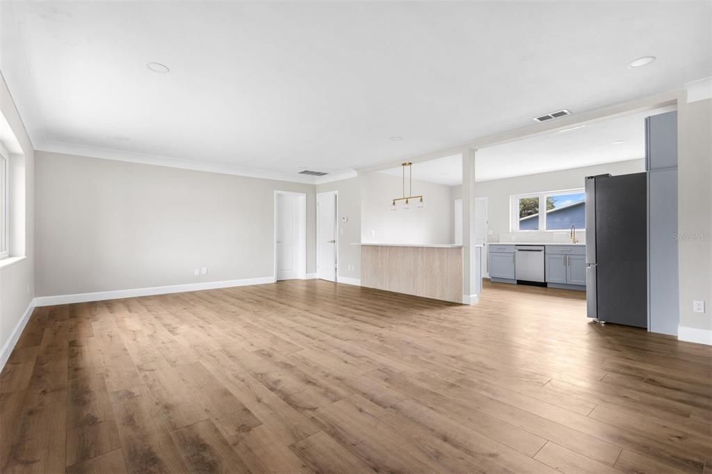 For Sale: $478,500 (3 beds, 3 baths, 1384 Square Feet)