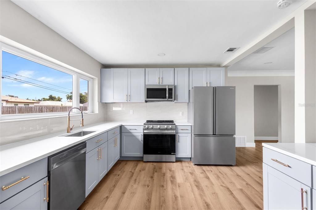 For Sale: $478,500 (3 beds, 3 baths, 1384 Square Feet)