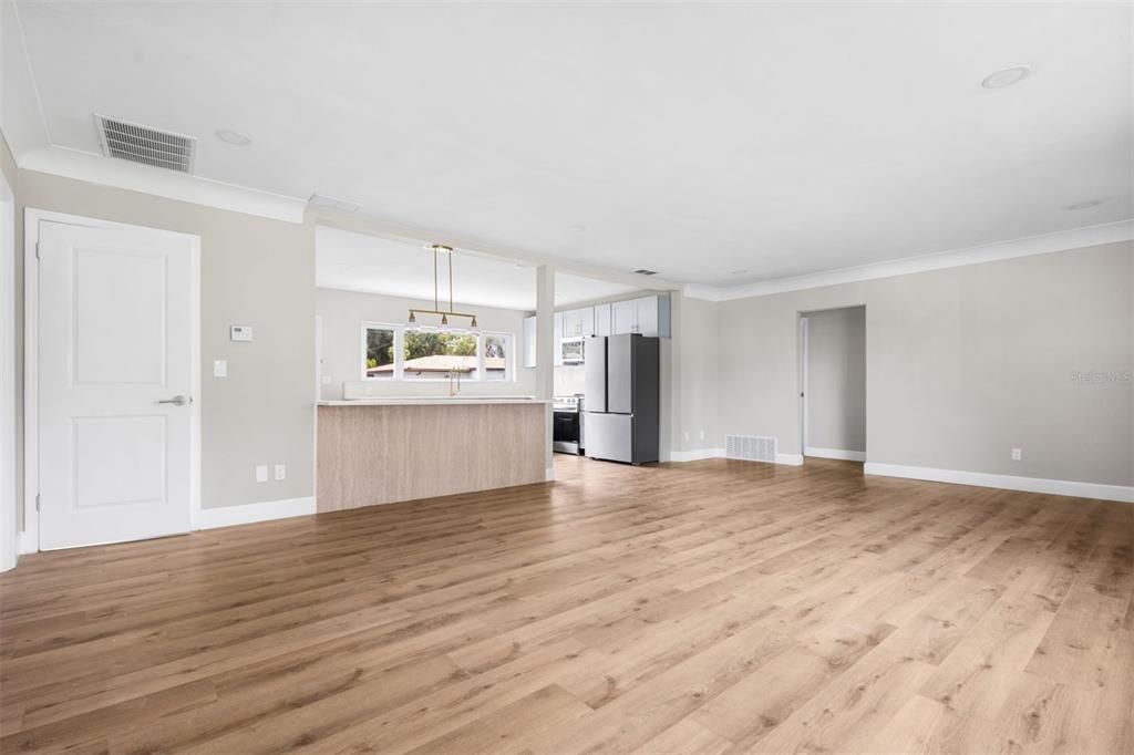For Sale: $478,500 (3 beds, 3 baths, 1384 Square Feet)