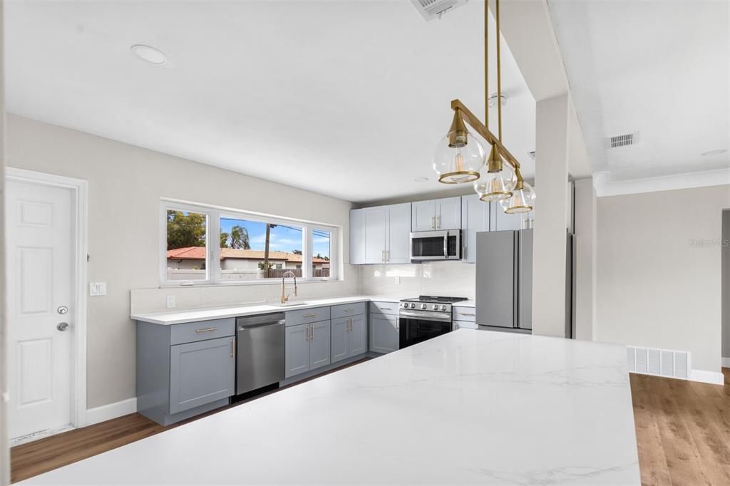 For Sale: $478,500 (3 beds, 3 baths, 1384 Square Feet)