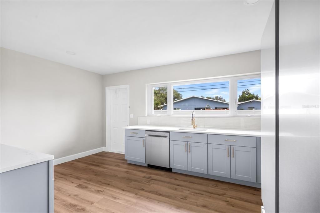 For Sale: $478,500 (3 beds, 3 baths, 1384 Square Feet)