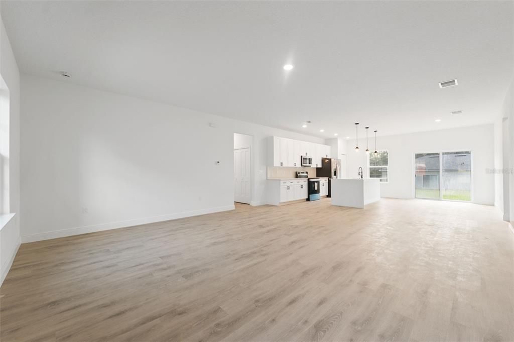 For Rent: $1,900 (4 beds, 2 baths, 1776 Square Feet)