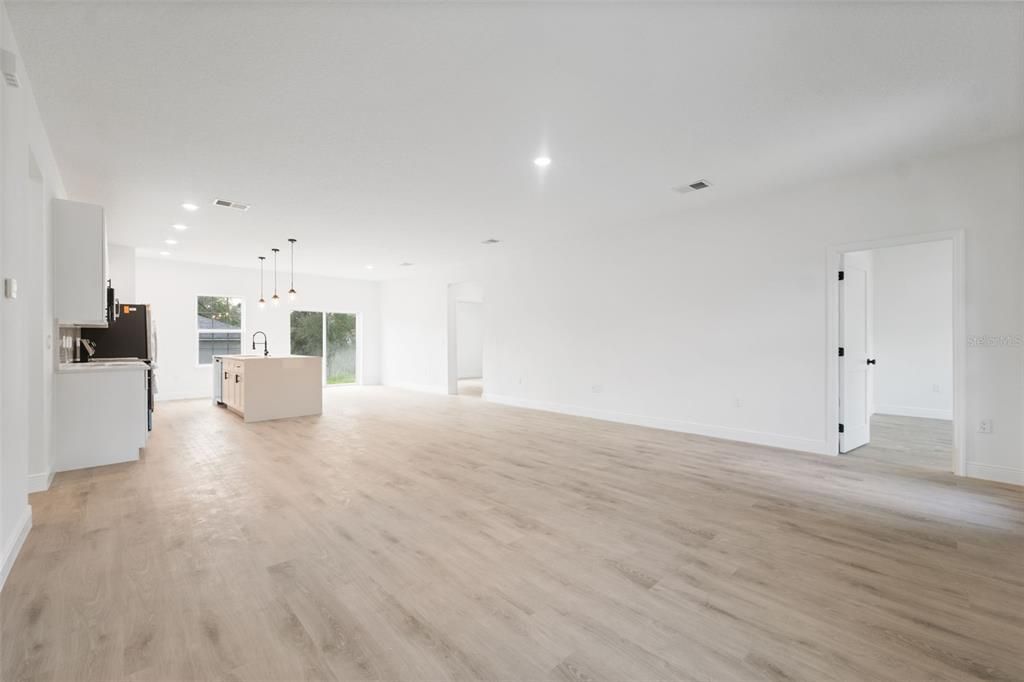 For Rent: $1,900 (4 beds, 2 baths, 1776 Square Feet)