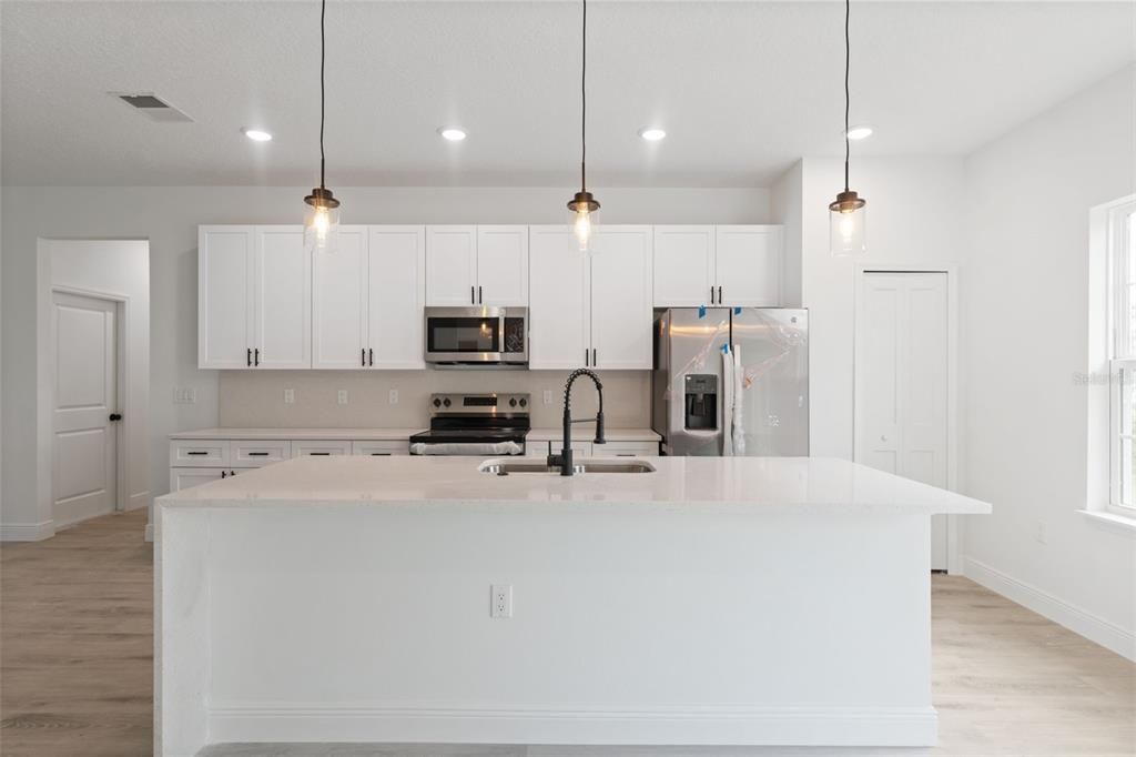 For Rent: $1,900 (4 beds, 2 baths, 1776 Square Feet)