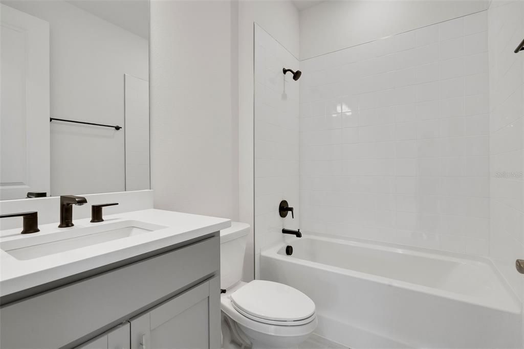 En Venta: $349,990 (4 camas, 3 baños, 2519 Pies cuadrados)
