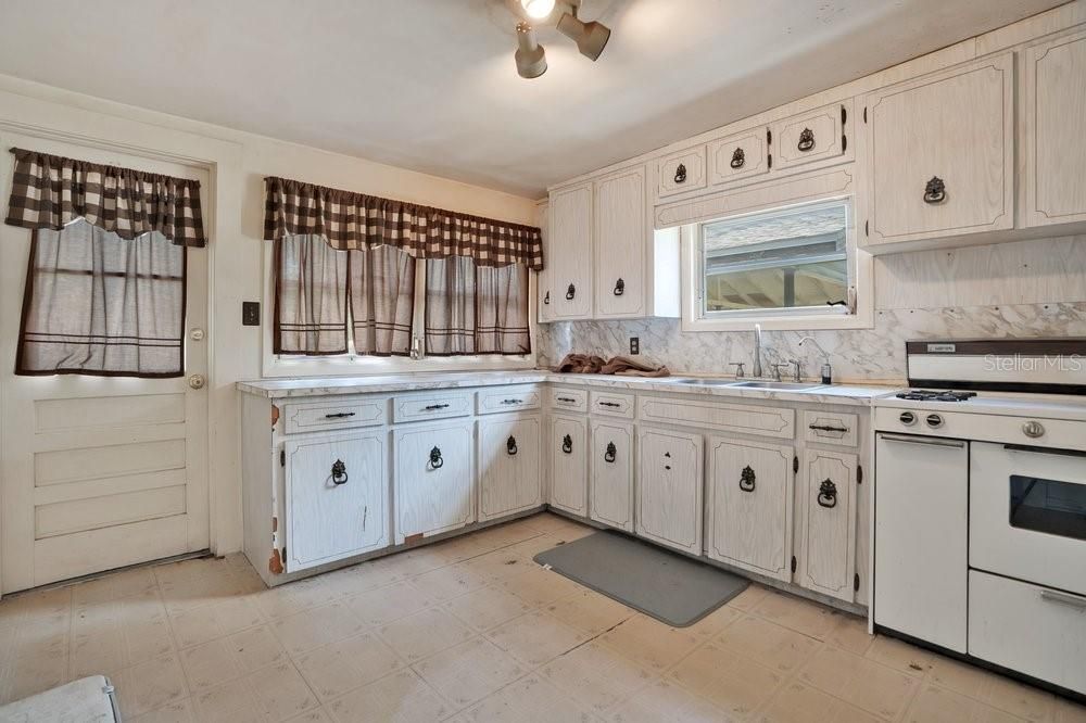 For Sale: $124,900 (3 beds, 1 baths, 1008 Square Feet)
