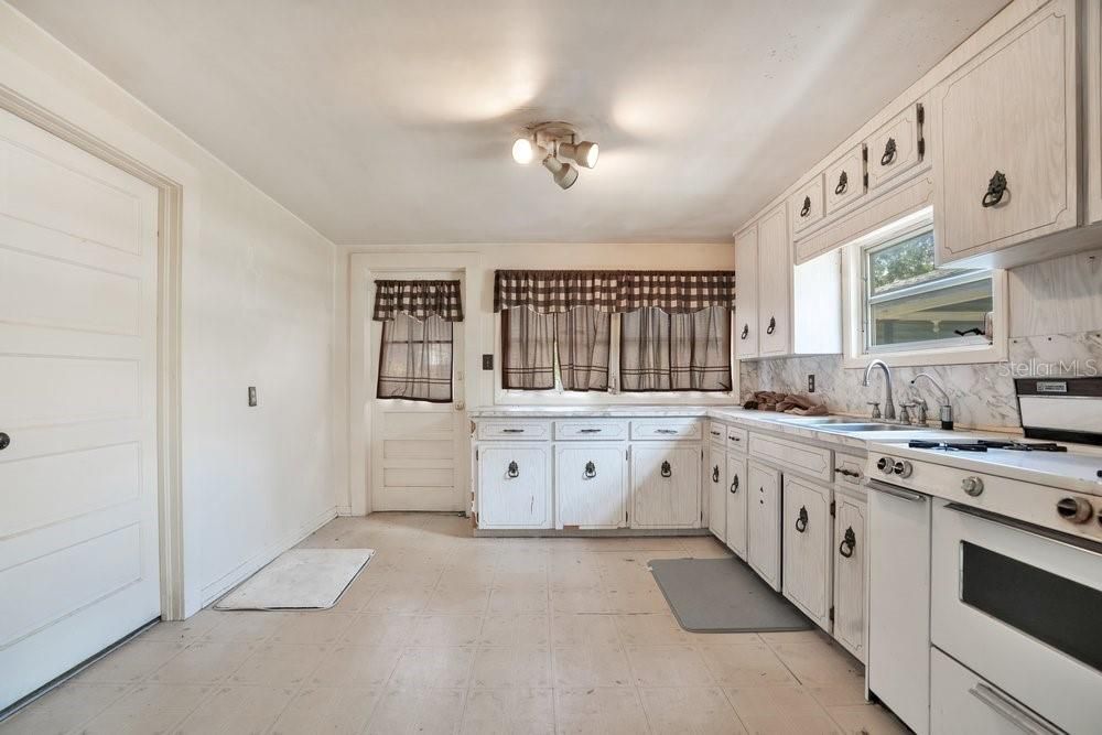 For Sale: $124,900 (3 beds, 1 baths, 1008 Square Feet)