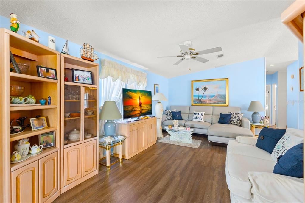 На продажу: $369,000 (2 спален, 2 ванн, 1296 Квадратных фут)