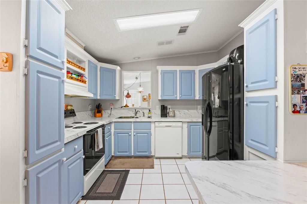На продажу: $369,000 (2 спален, 2 ванн, 1296 Квадратных фут)