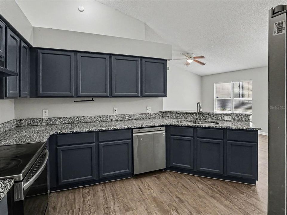 На продажу: $339,900 (3 спален, 2 ванн, 1670 Квадратных фут)