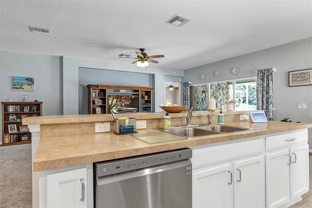 For Sale: $297,500 (3 beds, 2 baths, 1714 Square Feet)