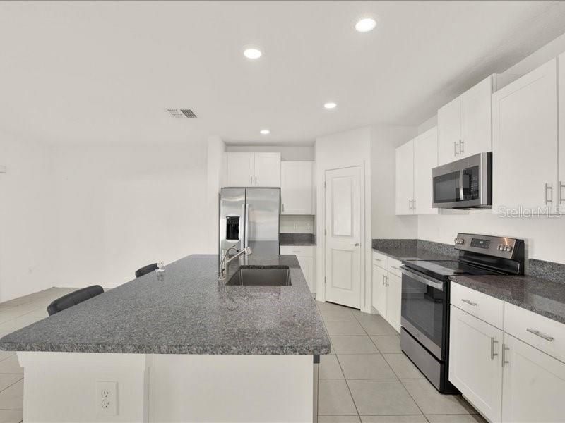 For Rent: $2,395 (4 beds, 2 baths, 1870 Square Feet)
