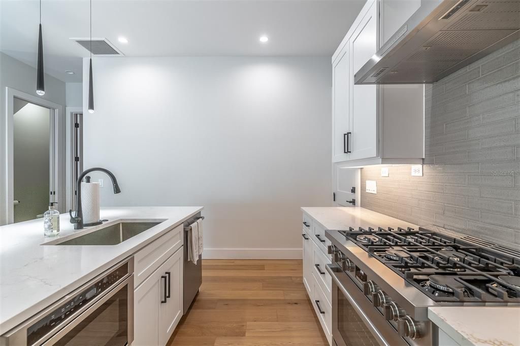 En Venta: $899,000 (3 camas, 3 baños, 1824 Pies cuadrados)