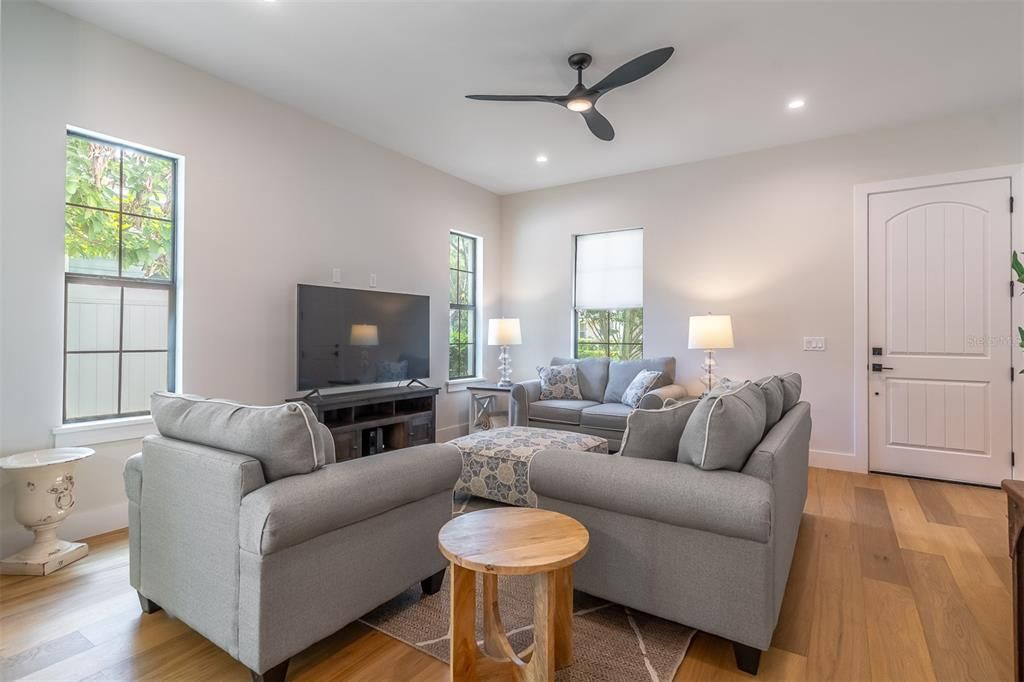 En Venta: $899,000 (3 camas, 3 baños, 1824 Pies cuadrados)