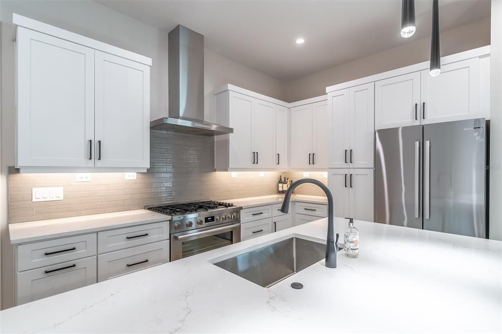 En Venta: $899,000 (3 camas, 3 baños, 1824 Pies cuadrados)