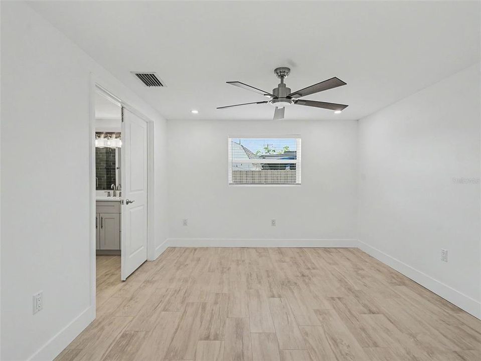 En Venta: $539,900 (4 camas, 2 baños, 1938 Pies cuadrados)