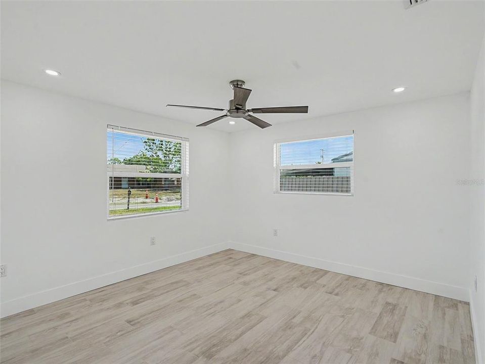 En Venta: $539,900 (4 camas, 2 baños, 1938 Pies cuadrados)