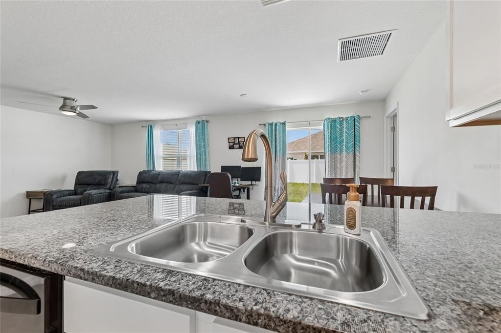 En Venta: $330,000 (3 camas, 2 baños, 1405 Pies cuadrados)