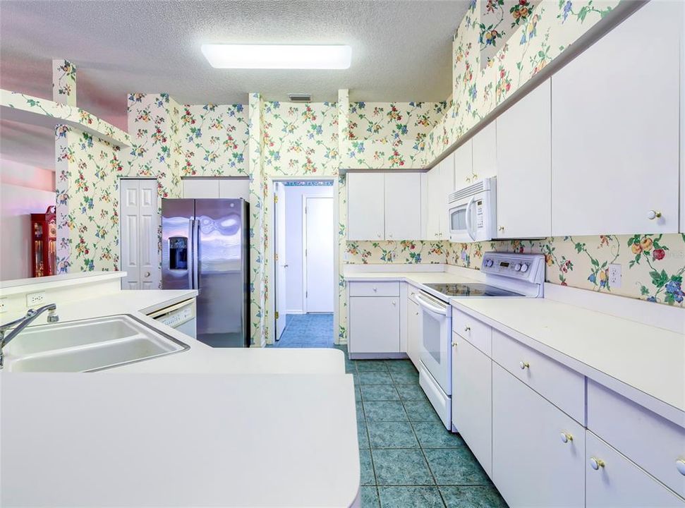 For Sale: $300,000 (3 beds, 2 baths, 1909 Square Feet)