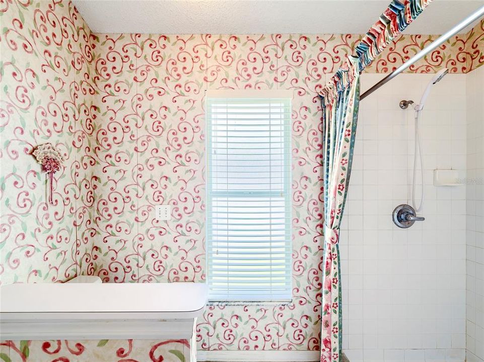 For Sale: $300,000 (3 beds, 2 baths, 1909 Square Feet)