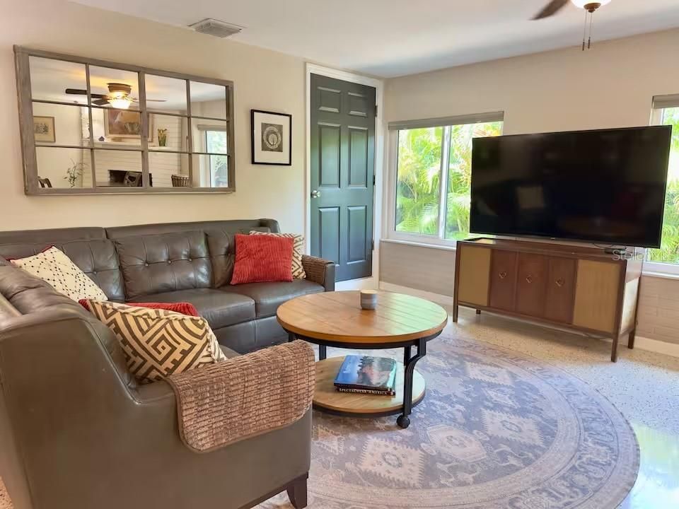 For Rent: $2,600 (1 beds, 1 baths, 800 Square Feet)
