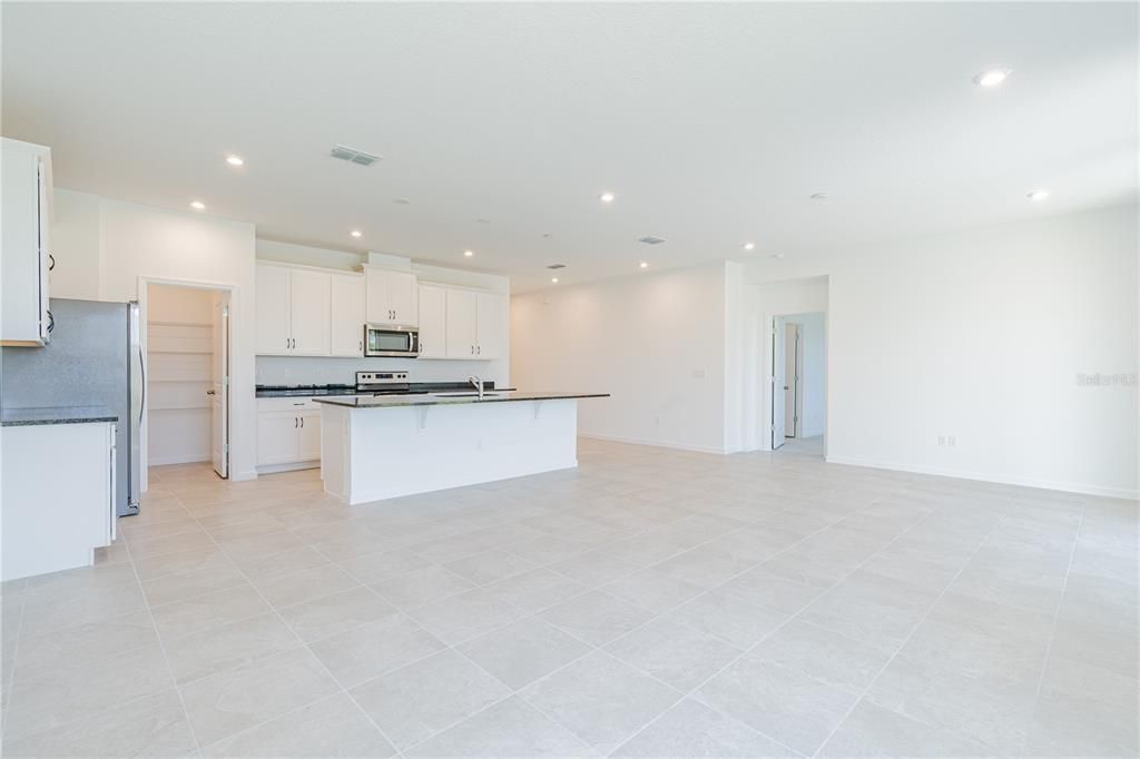 For Rent: $2,100 (3 beds, 2 baths, 1556 Square Feet)