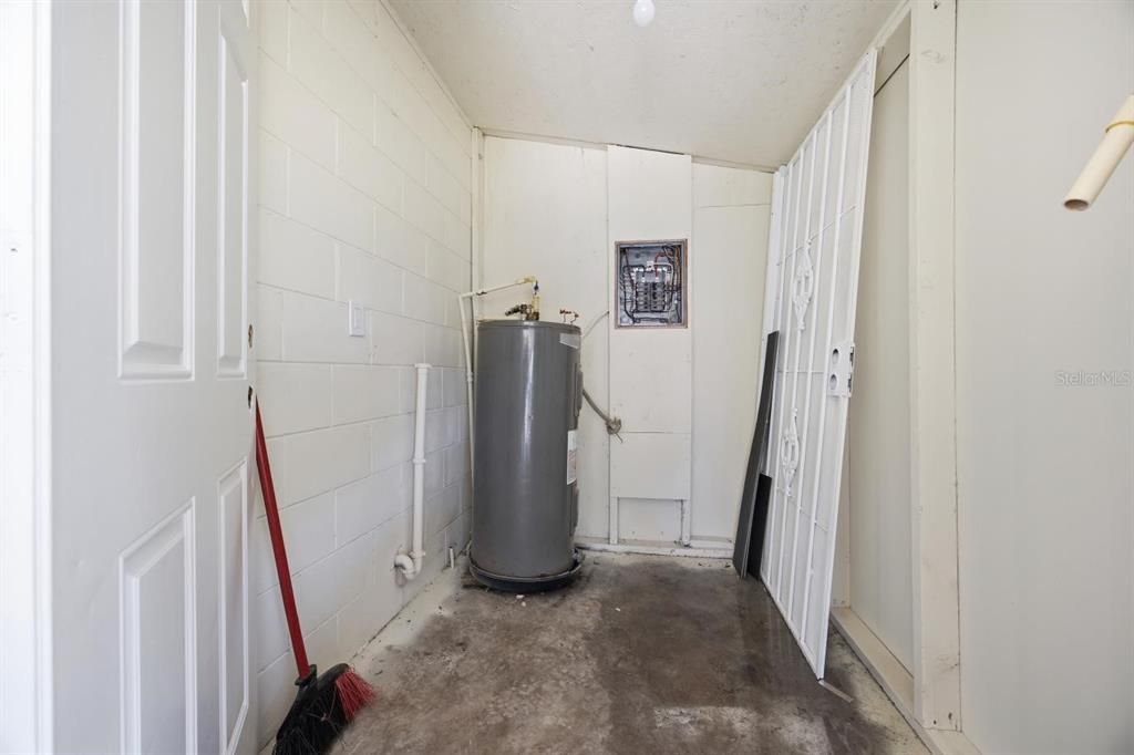 For Sale: $255,000 (3 beds, 1 baths, 814 Square Feet)
