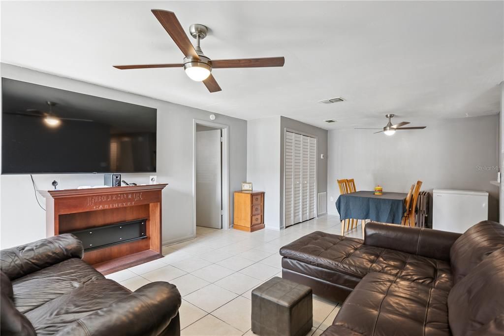 For Sale: $120,000 (2 beds, 2 baths, 1073 Square Feet)