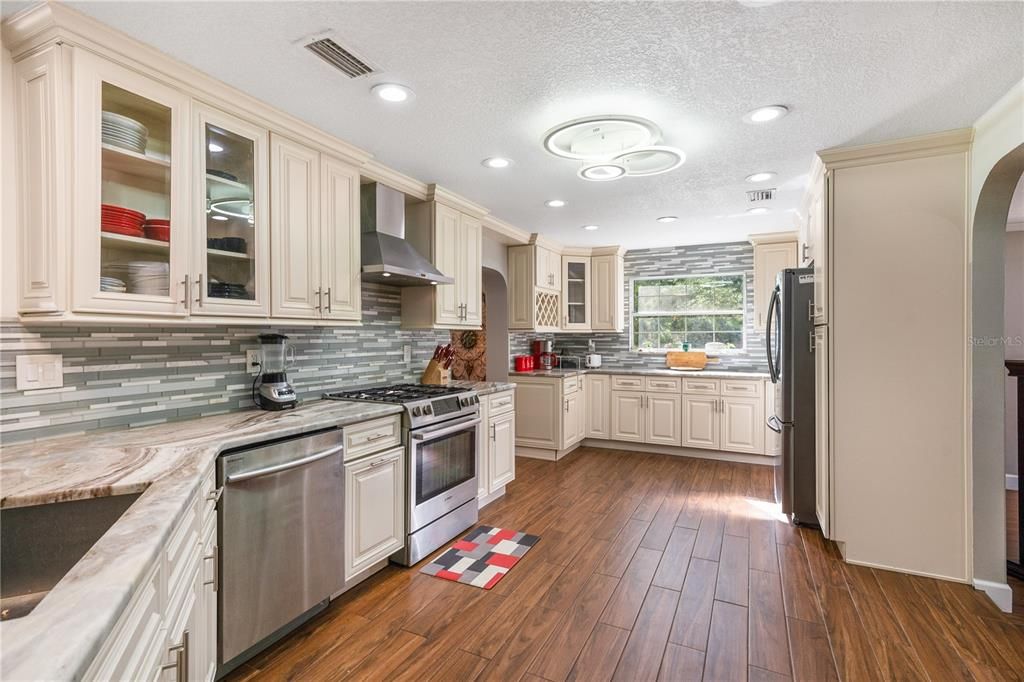 For Rent: $6,999 (7 beds, 3 baths, 5116 Square Feet)