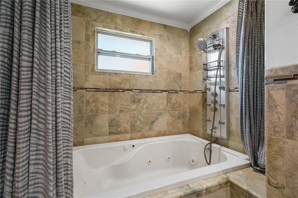 For Rent: $6,999 (7 beds, 3 baths, 5116 Square Feet)