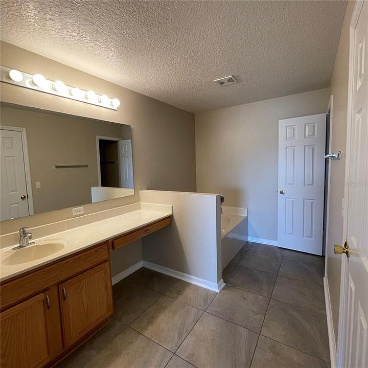 For Rent: $2,100 (4 beds, 2 baths, 2010 Square Feet)