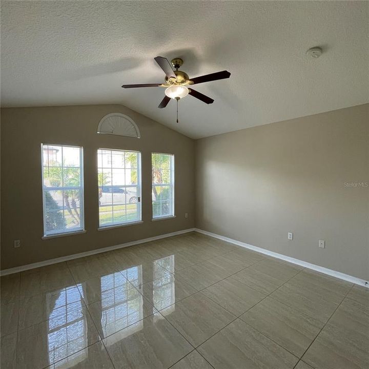 For Rent: $2,100 (4 beds, 2 baths, 2010 Square Feet)