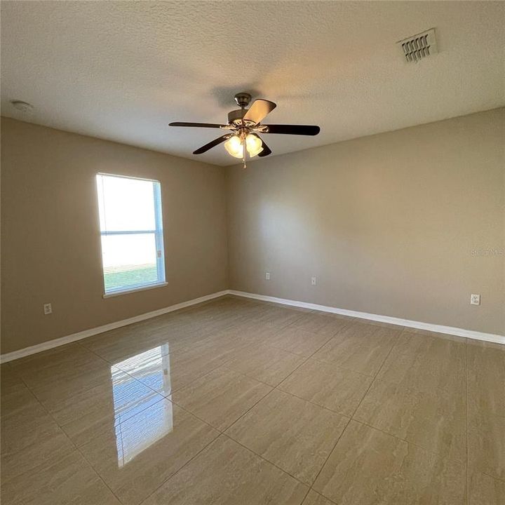For Rent: $2,100 (4 beds, 2 baths, 2010 Square Feet)