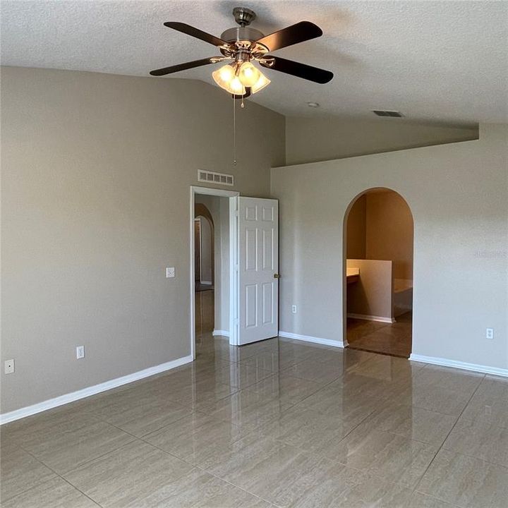 For Rent: $2,100 (4 beds, 2 baths, 2010 Square Feet)