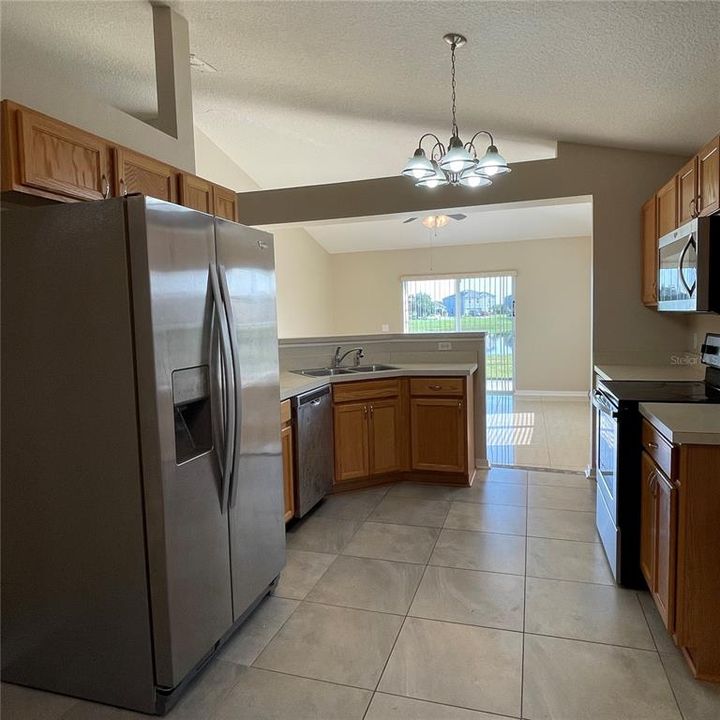 For Rent: $2,100 (4 beds, 2 baths, 2010 Square Feet)