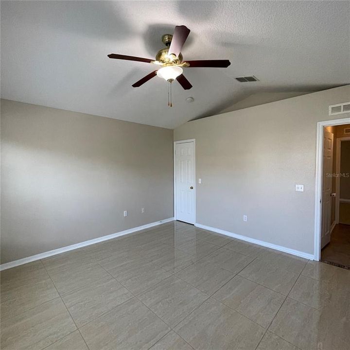 For Rent: $2,100 (4 beds, 2 baths, 2010 Square Feet)