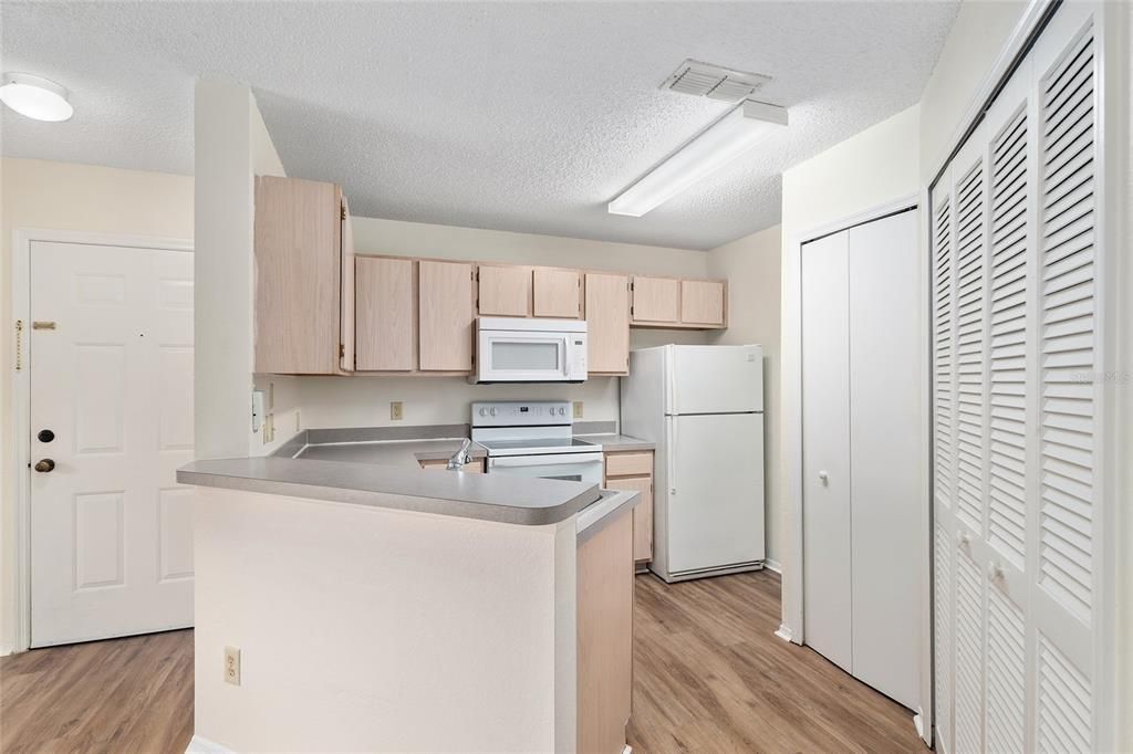 For Sale: $137,900 (1 beds, 1 baths, 600 Square Feet)