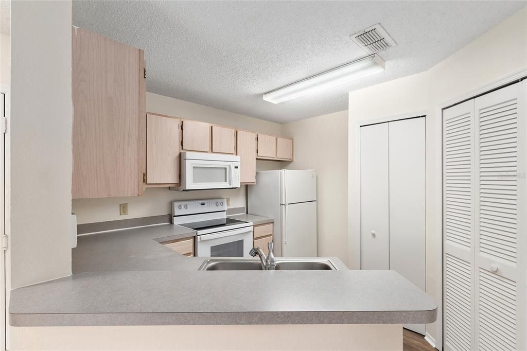 For Sale: $137,900 (1 beds, 1 baths, 600 Square Feet)