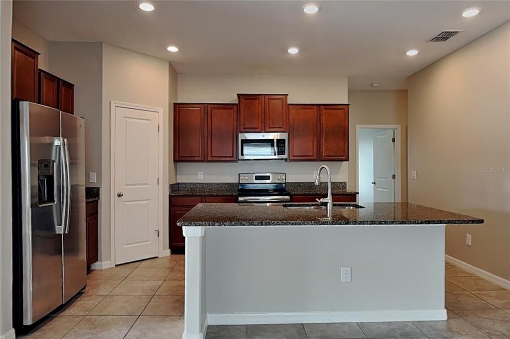 For Rent: $2,299 (4 beds, 2 baths, 1817 Square Feet)
