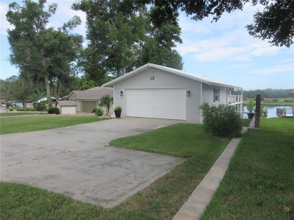 For Sale: $360,000 (3 beds, 3 baths, 1560 Square Feet)