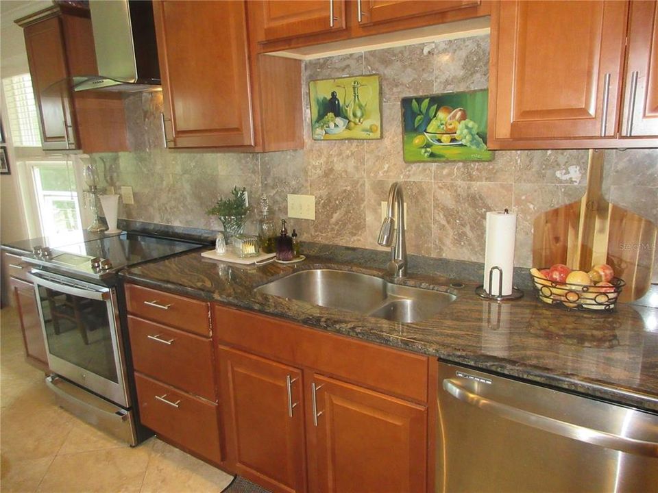 For Sale: $360,000 (3 beds, 3 baths, 1560 Square Feet)