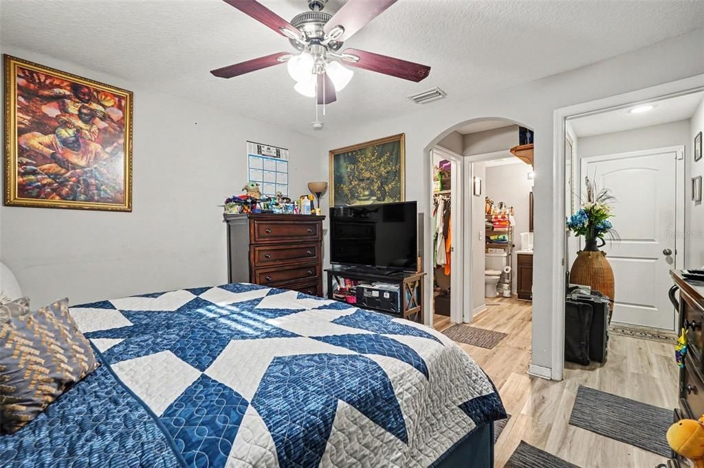 For Sale: $255,000 (3 beds, 2 baths, 1122 Square Feet)