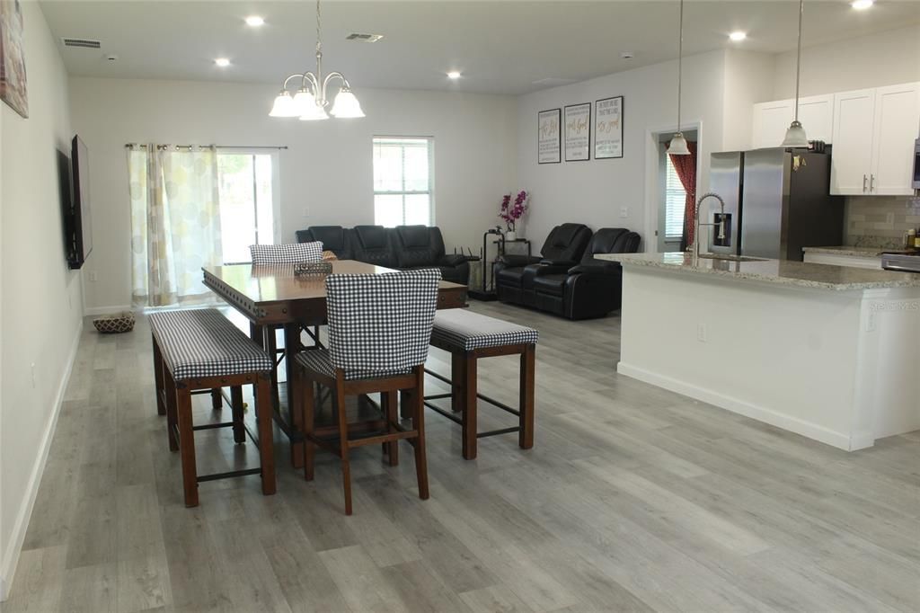 En Venta: $320,000 (4 camas, 2 baños, 1782 Pies cuadrados)