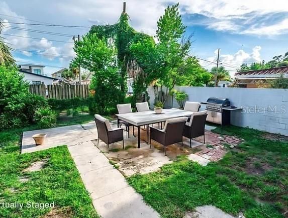 На продажу: $349,000 (2 спален, 1 ванн, 1102 Квадратных фут)