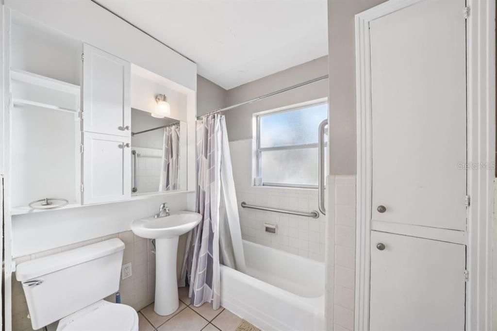 На продажу: $275,000 (2 спален, 1 ванн, 1054 Квадратных фут)