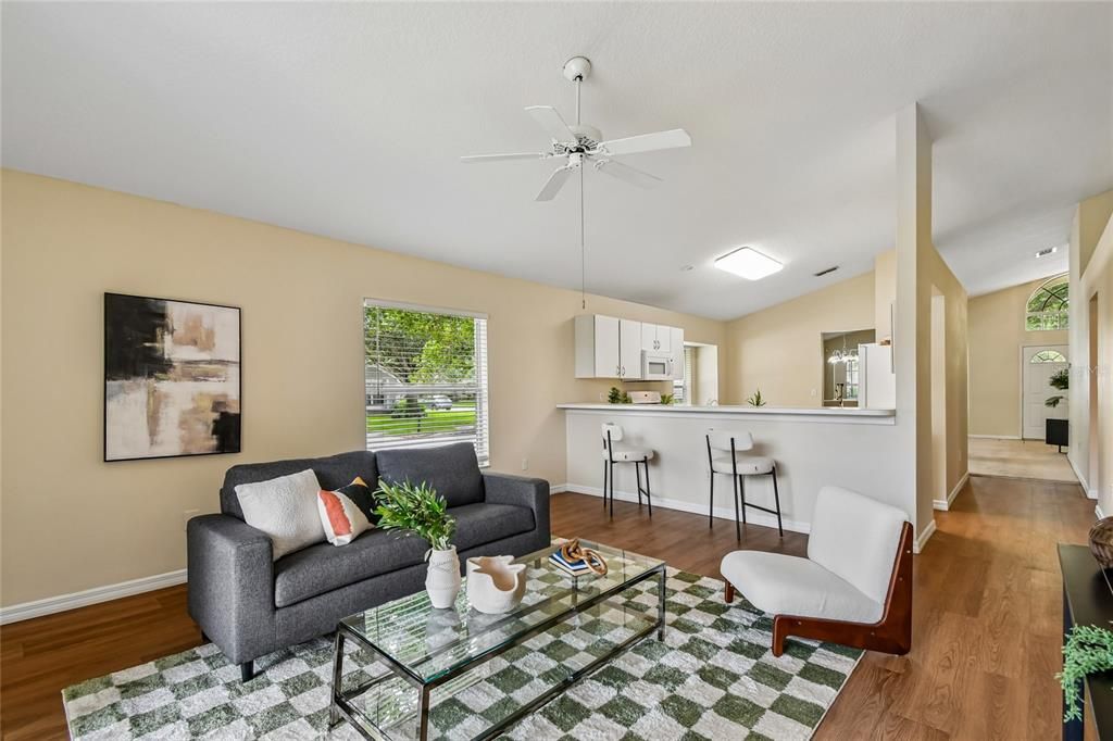 Activo con contrato: $425,000 (4 camas, 2 baños, 2052 Pies cuadrados)
