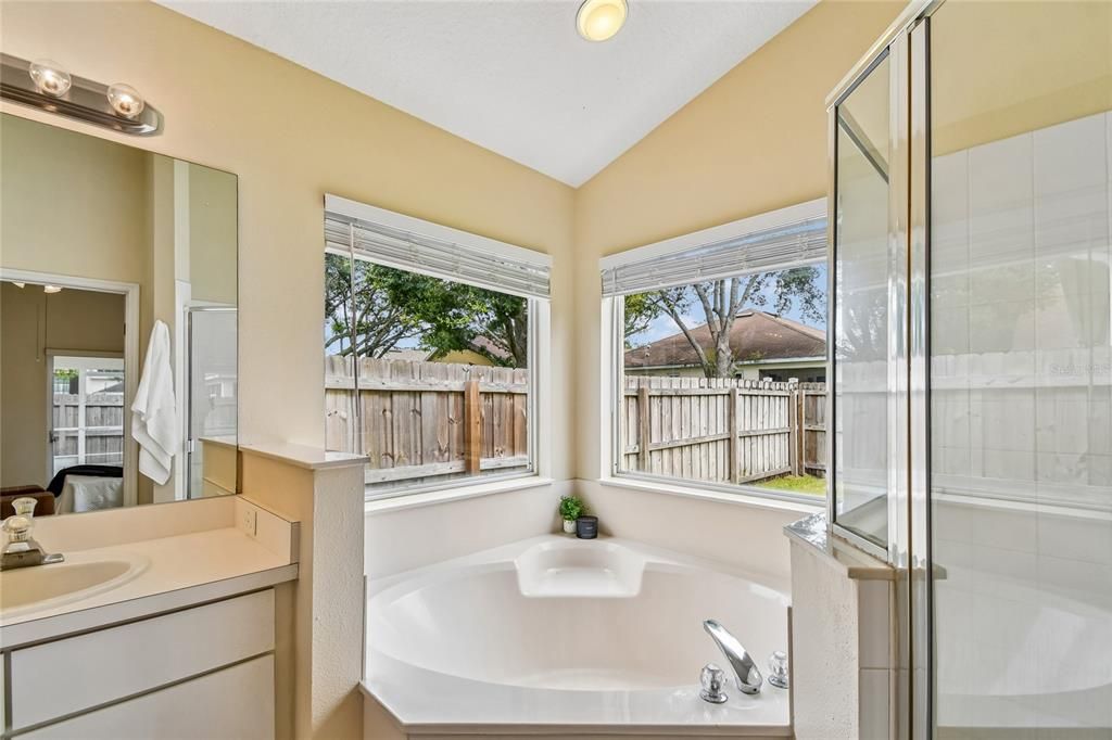 Activo con contrato: $425,000 (4 camas, 2 baños, 2052 Pies cuadrados)