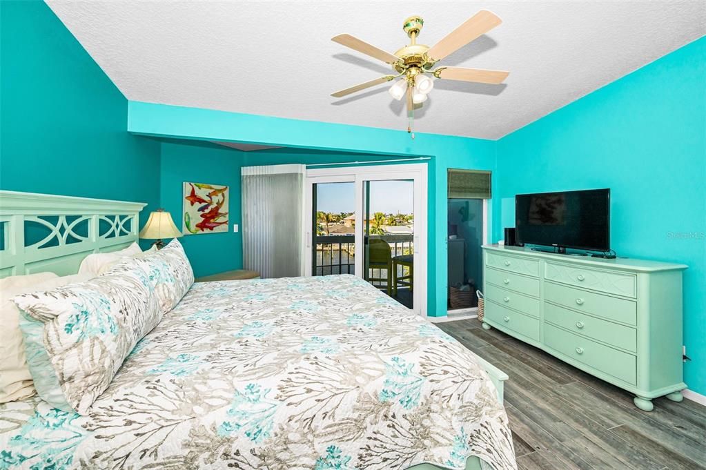 For Sale: $749,000 (3 beds, 3 baths, 1656 Square Feet)